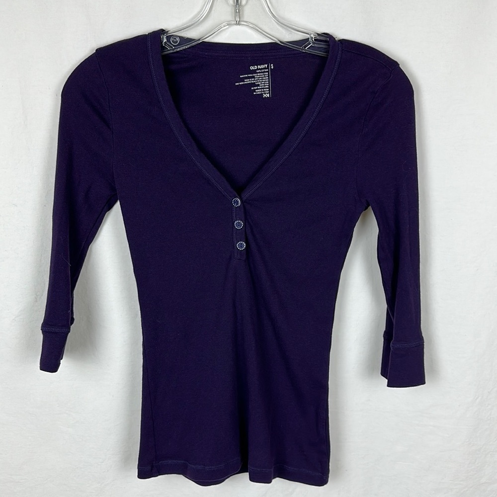 Old Navy deep purple V-neck top with three decorative buttons, size S